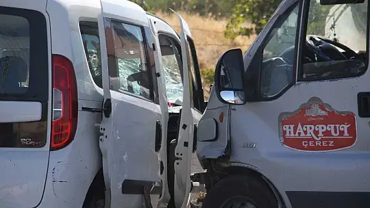 Elazığ'da hafif ticari araç ile minibüs kafa kafaya çarpıştı: 4 yaralı