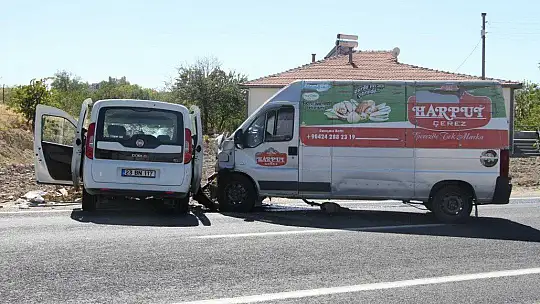 Elazığ'da hafif ticari araç ile minibüs kafa kafaya çarpıştı: 4 yaralı