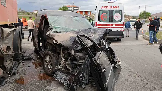 Elazığ'da hafif ticari araç, temizlik kamyonuna çarptı: 5 yaralı