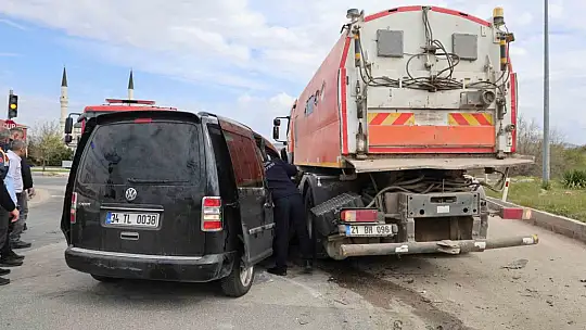 Elazığ'da hafif ticari araç, temizlik kamyonuna çarptı: 5 yaralı