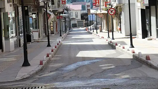 Elazığ'da hafta içi yoğunluk olan caddeler, kısıtlamayla sessizliğe büründü