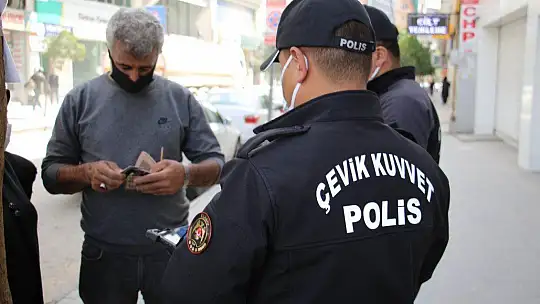 Elazığ'da hafta içi yoğunluk olan caddeler, kısıtlamayla sessizliğe büründü
