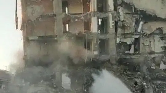 Elazığ'da hasarlı bina kontrollü şekilde yıkıldı