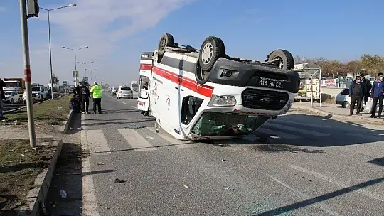 Elazığ'da hasta taşıyan ambulans, hafif ticari araçla çarpıştı: 4 yaralı