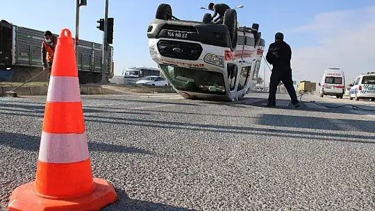 Elazığ'da hasta taşıyan ambulans, hafif ticari araçla çarpıştı: 4 yaralı