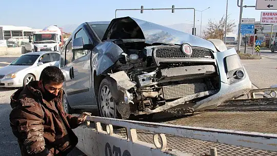 Elazığ'da hasta taşıyan ambulans, hafif ticari araçla çarpıştı: 4 yaralı