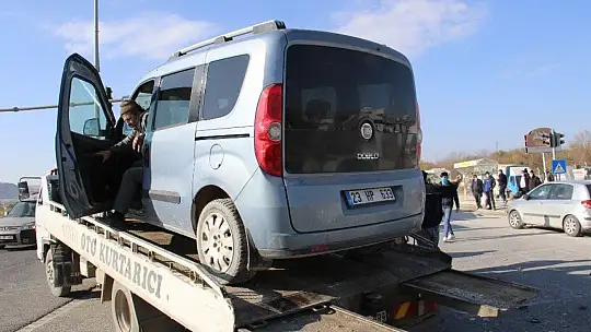 Elazığ'da hasta taşıyan ambulans, hafif ticari araçla çarpıştı: 4 yaralı