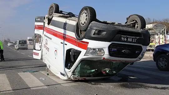Elazığ'da hasta taşıyan ambulans, hafif ticari araçla çarpıştı: 4 yaralı
