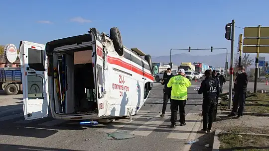 Elazığ'da hasta taşıyan ambulans, hafif ticari araçla çarpıştı: 4 yaralı