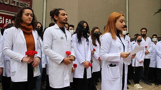 Tıp öğrencisi için arkadaşlarının töreni