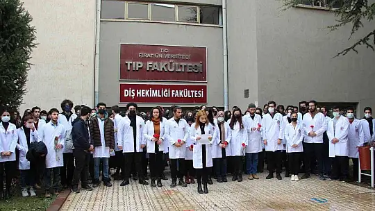 Tıp öğrencisi için arkadaşlarının töreni