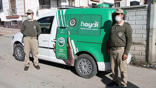 Elazığ'da hayvanları koruma polisi, kısıtlamada sokak hayvanlarını besledi