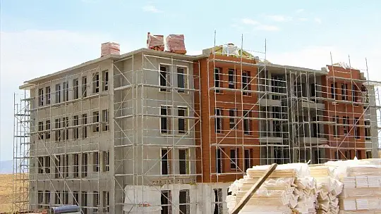 Elazığ'da hem yıkımlar hem de yapımlar hızla sürüyor
