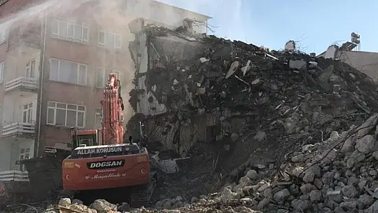 Elazığ'da hem yıkımlar hem de yapımlar hızla sürüyor