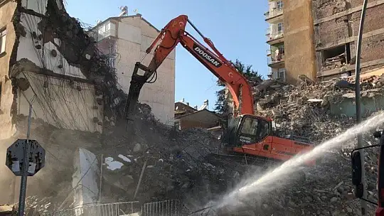 Elazığ'da hem yıkımlar hem de yapımlar hızla sürüyor