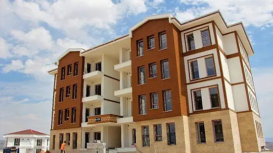 Elazığ'da hem yıkımlar hem de yapımlar hızla sürüyor