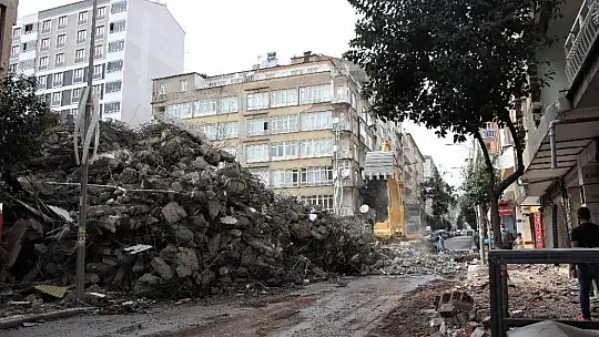 Elazığ'da hem yıkımlar hem de yapımlar hızla sürüyor