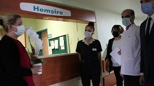 Elazığ'da hemşireler, günlerinde unutulmadı