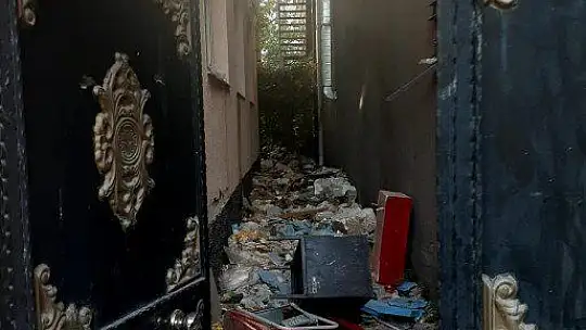 Elazığ'da hırsızlar fena faka bastı: Çaldıkları kapıyı, polisi görünce bırakıp kaçmaya çalıştılar