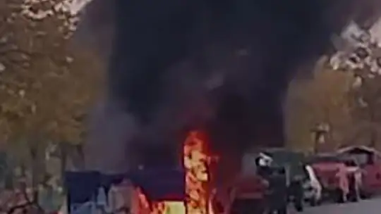 Elazığ'da hurda atıklar alev alev yandı