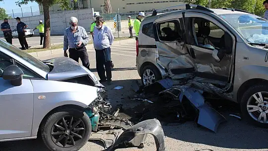 Elazığ'da iki araç çarpıştı: 8 yaralı, çocukları araçtan milletvekili Erol çıkardı