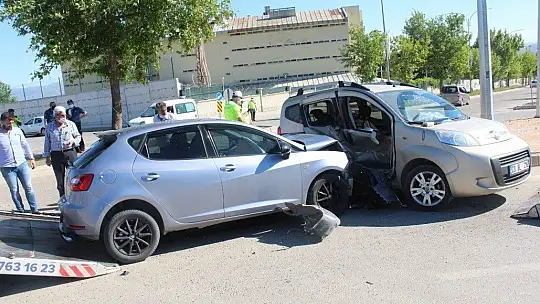 Elazığ'da iki araç çarpıştı: 8 yaralı, çocukları araçtan milletvekili Erol çıkardı