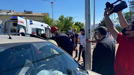 Elazığ'da iki araç çarpıştı: 8 yaralı, çocukları araçtan milletvekili Erol çıkardı