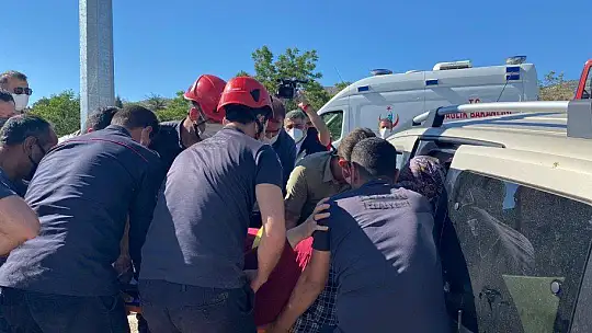 Elazığ'da iki araç çarpıştı: 8 yaralı, çocukları araçtan milletvekili Erol çıkardı