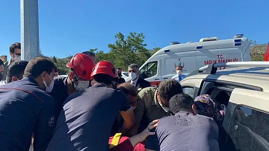 Elazığ'da iki araç çarpıştı: 8 yaralı, çocukları araçtan milletvekili Erol çıkardı