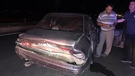 Elazığ'da iki araç çarpıştı, biri refüje çıktı