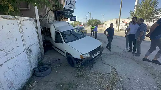 Elazığ'da iki araç çarpıştı, birisi sürüklenerek dükkan girdi: 2 yaralı