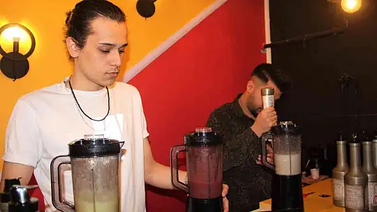 Elazığ'da iki kafadar kafe açıp enflasyona inat fiyatları yarı yarıya indirdi