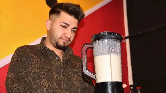 Elazığ'da iki kafadar kafe açıp enflasyona inat fiyatları yarı yarıya indirdi