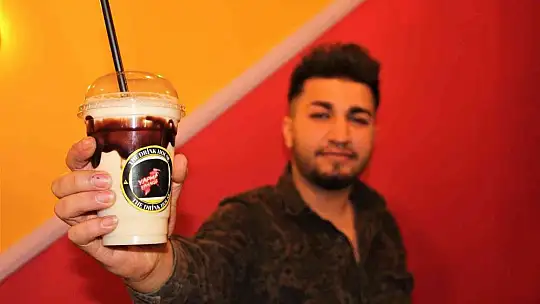 Elazığ'da iki kafadar kafe açıp enflasyona inat fiyatları yarı yarıya indirdi