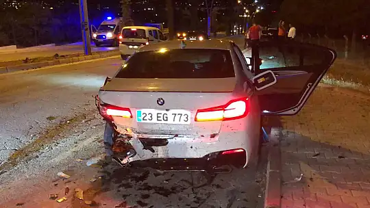 Elazığ'da iki otomobil çarpıştı: 1'i ağır 2 yaralı