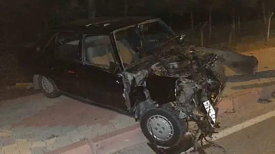 Elazığ'da iki otomobil çarpıştı: 1'i ağır 2 yaralı