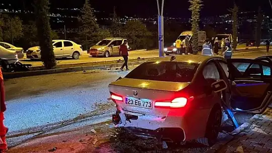 Elazığ'da iki otomobil çarpıştı: 1'i ağır 2 yaralı