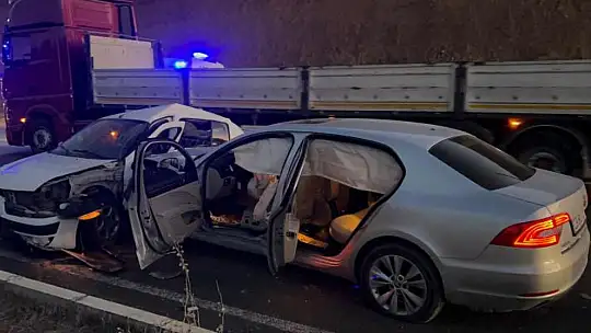 Elazığ'da iki otomobil çarpıştı: 8 yaralı