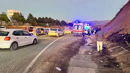 Elazığ'da iki otomobil çarpıştı: 8 yaralı