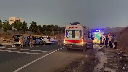 Elazığ'da iki otomobil çarpıştı: 8 yaralı