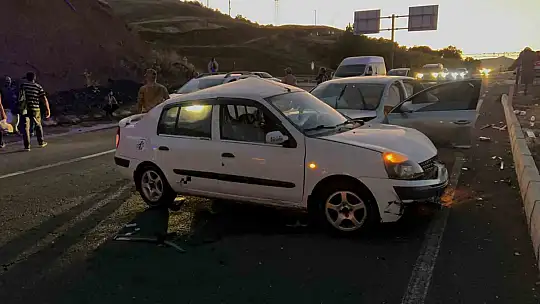 Elazığ'da iki otomobil çarpıştı: 8 yaralı