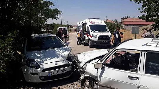 Elazığ'da iki otomobil kafa kafaya çarpıştı: 4 yaralı