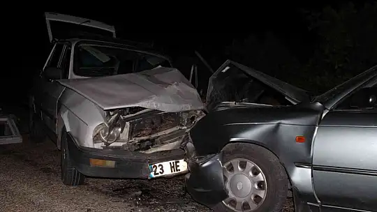 Elazığ'da iki otomobil kafa kafaya çarpıştı: 5 yaralı