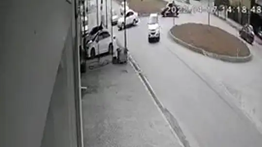 Elazığ'da iki otomobilin çarpışması güvenlik kamerasına yansıdı