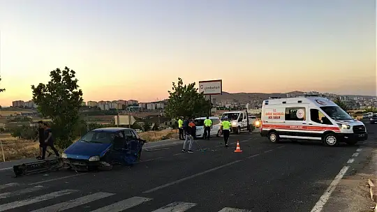 Elazığ'da iki otomobilin hurdaya döndüğü kazada 9 kişi yaralandı