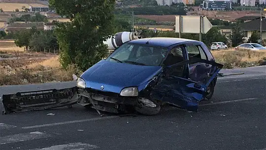 Elazığ'da iki otomobilin hurdaya döndüğü kazada 9 kişi yaralandı