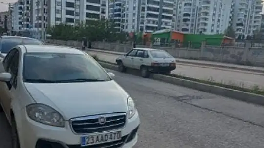 Elazığ'da ilginç kaza, otomobil refüje oturdu