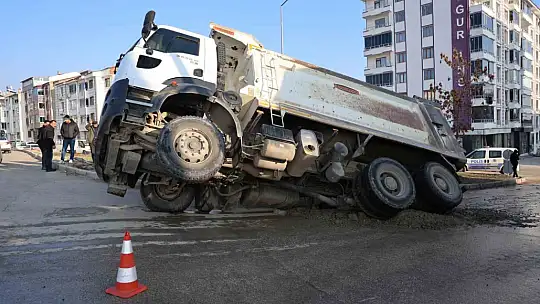 Elazığ'da ilginç kaza: Yol çöktü kamyon çukura düştü