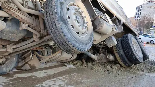 Elazığ'da ilginç kaza: Yol çöktü kamyon çukura düştü