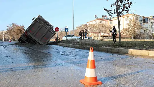 Elazığ'da ilginç kaza: Yol çöktü kamyon çukura düştü